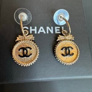 Chanel CC Bow Medallion Gold Tone Drop Pierced Earrings CGHW B12A Authentic CoA